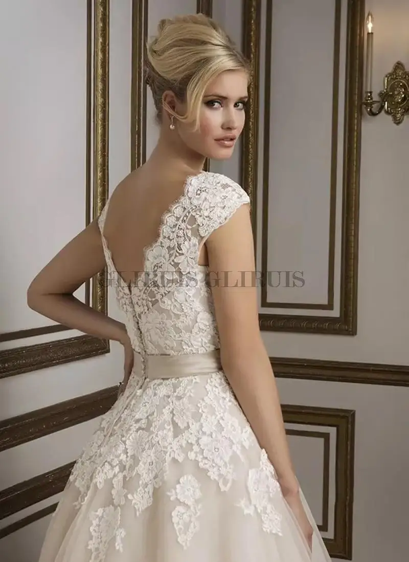 Elegantiška trumpa vestuvinė suknelė Peteliškės diržas Arbatos ilgio kepurė Rankovė V-Neck nėrinių aplikacijos A-Line Tiulio nuotakos suknelė