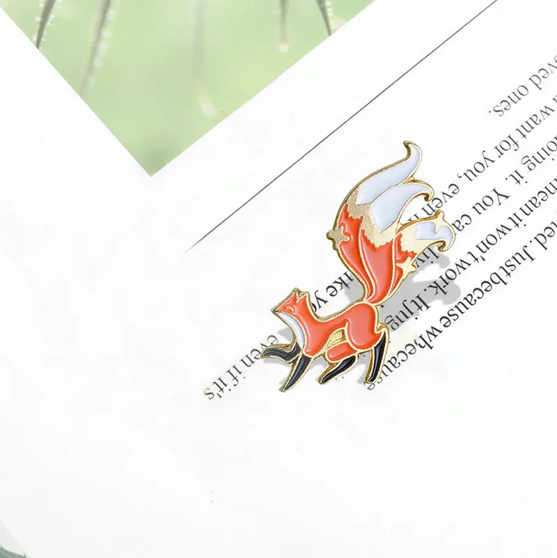 Pin Custom Mini Animal Sagėlės marškiniams Atvartas Kuprinė Animacinis filmas Big Tail Fox ženkliukas Papuošalų dovana draugams Mažoji lapė Emalis