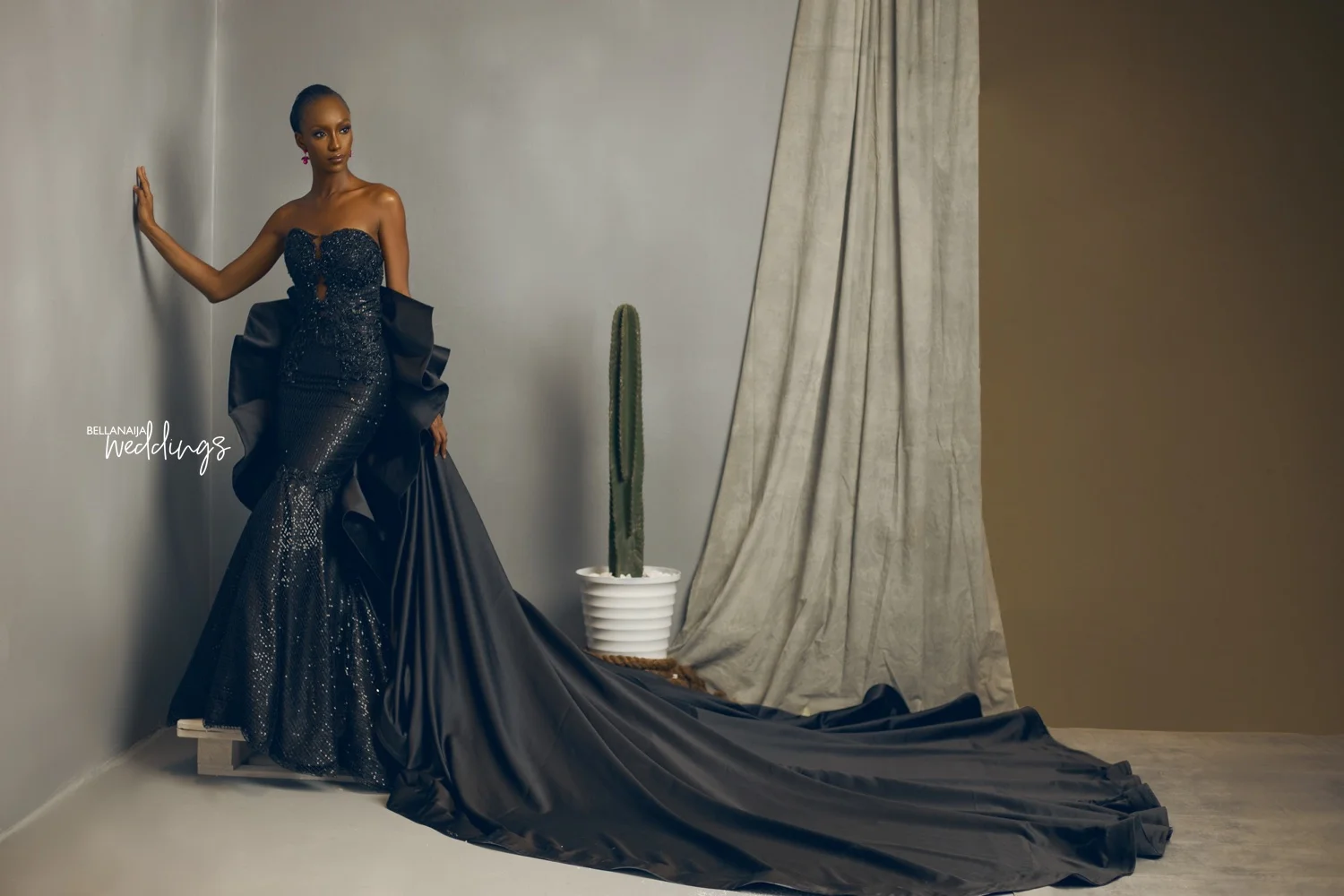 Afrikos juodos vakarinės suknelės nuimamas sijonas Mielaširdingai blizgančios undinės prom suknelės raukiniai pagal užsakymą pagaminti oficialūs chalatai