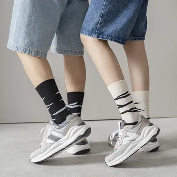 Naujos personalizuotos nespalvoto zebro rašto vyriškos ir moteriškos vidutinės kojinės Japoniškos ins net Red Stripe Unisex kojinės