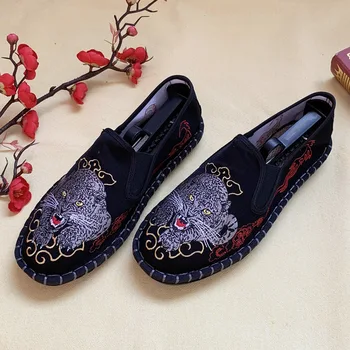Medžiaginiai batai vyrams Vulkanizuoti batai Dizainas Kinijos stiliaus siuvinėjimas Seni Pekino audinio batai Vyras su gėlių kaukėmis ir Hanfu stiliumi